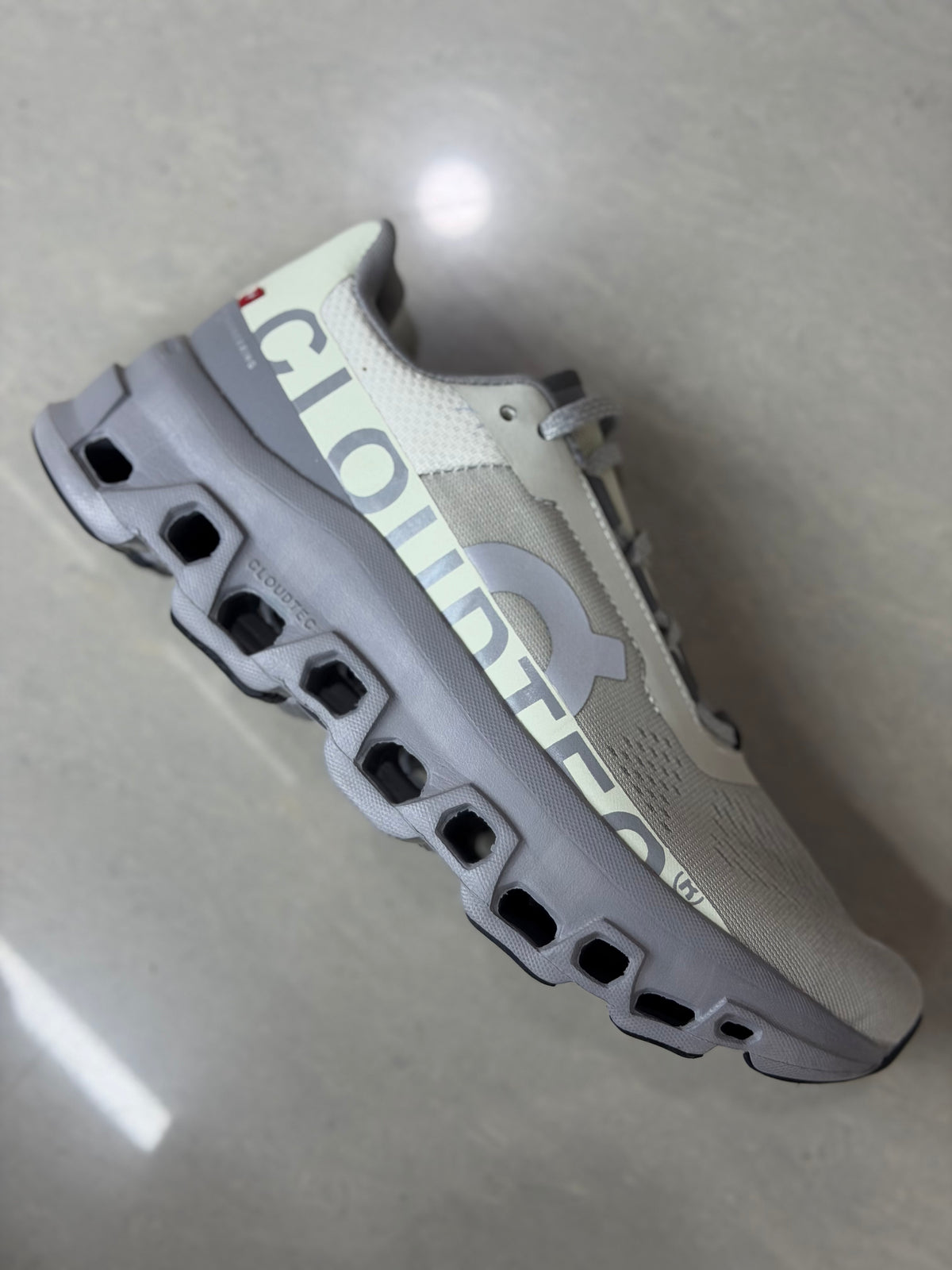 On cloud beige gris caballero