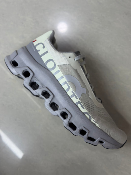 On cloud beige gris caballero