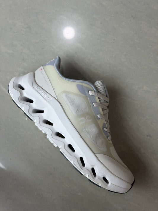 On cloud beige blanco dama