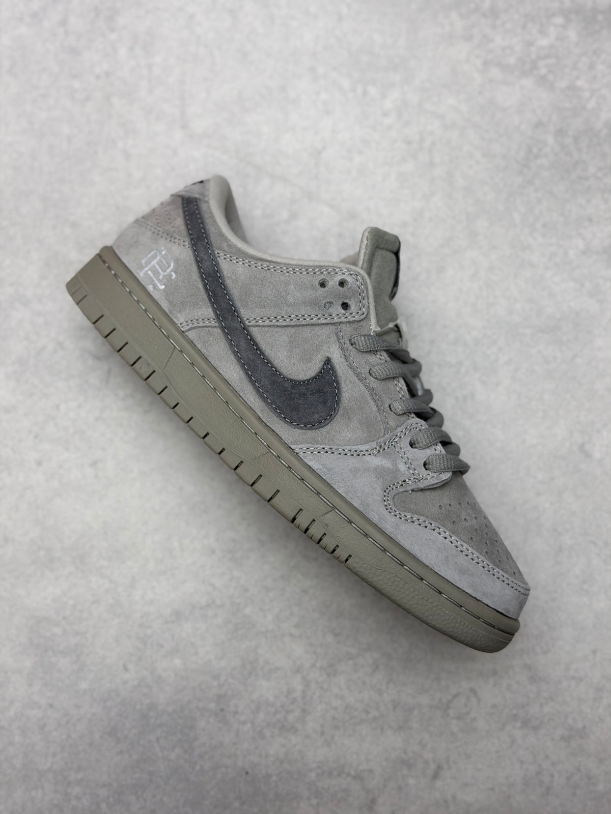 SB Dunk gris gamuza caballero