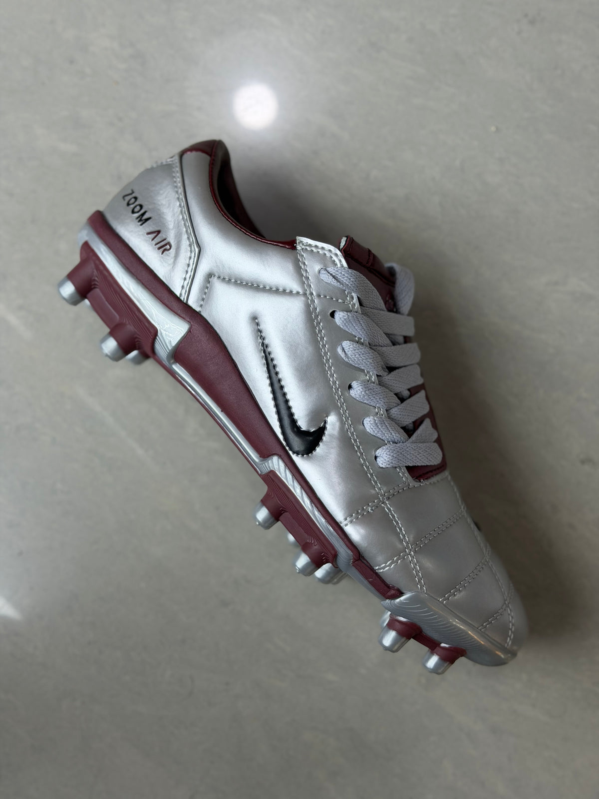 Nike total 90 tacos de futbol gris vino caballero