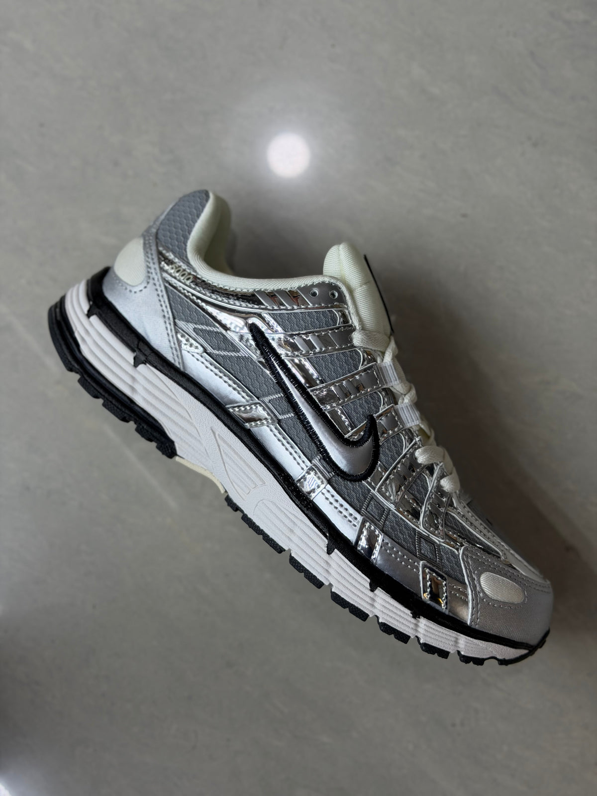 Nike P6000 plateado caballero