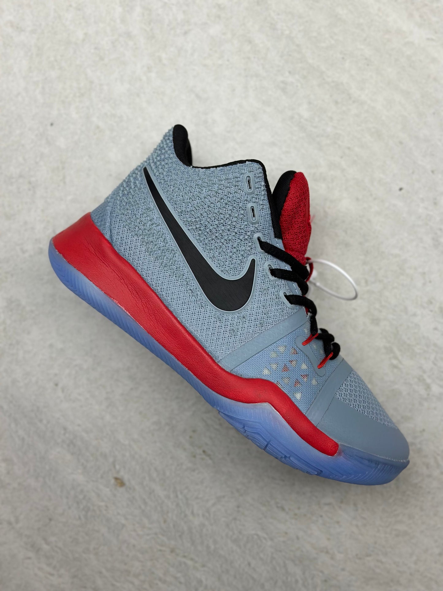 Kyrie Irving 3 caballero