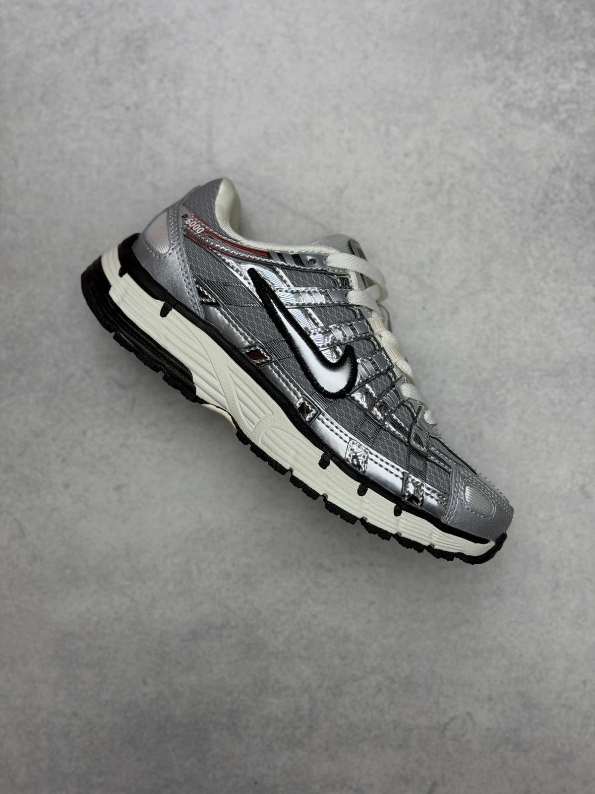 Nike P6000 plateado dama