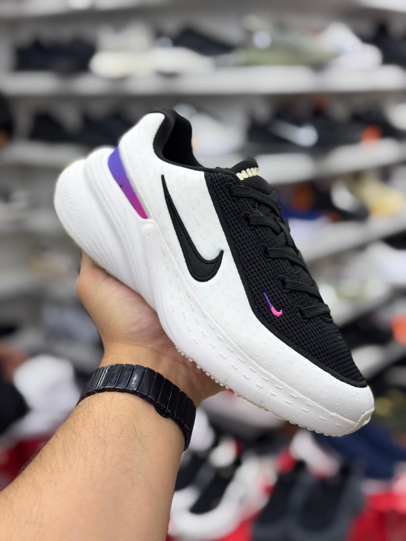 Nike uplift blanco negro det morado dama